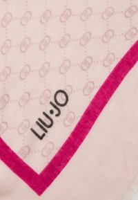 Różowy szal z powtarzającym się wzorem logo, wykończony ciemnoróżową bordiurą. Nadrukowany czarny tekst: "LIU·JO." Miękka tekstura materiału.