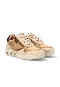Zapatillas bajas de color beige con cordones, cremallera lateral, cuello acolchado y suela blanca acolchada con agujeros de ventilación.