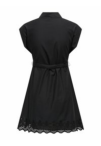 Robe noire sans manches avec une ceinture à la taille et un motif en dentelle florale découpée le long de l’ourlet.