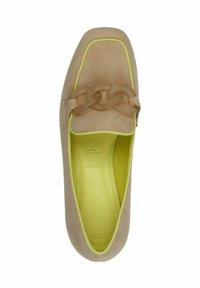 Mocassin en suede beige avec un détail de chaîne, intérieur jaune fluo, bout rond et un contour jaune contrastant autour de l'ouverture.