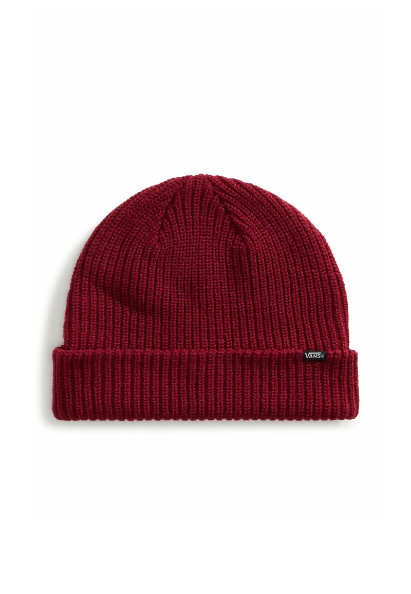 Beanie rosso in maglia con una trama a coste, dotato di un risvolto e un piccolo etichetta nera sul lato.