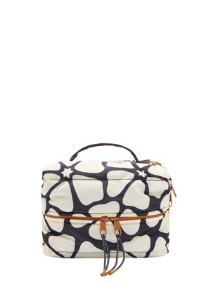 Przenośna prostokątna torba z czarno-białym abstrakcyjnym wzorem, brązowym zamkiem błyskawicznym, dwoma suwakami i małym czarnym uchwytem na górze.