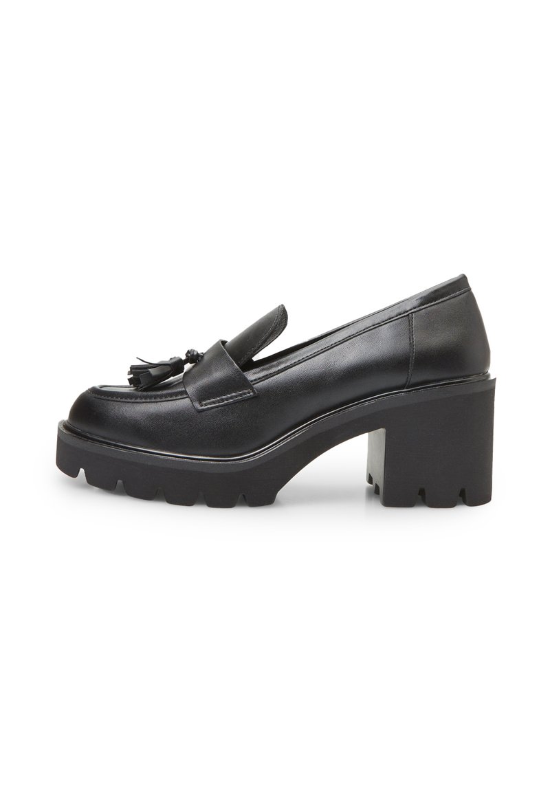 Pantofi din piele neagră, tip loafers, cu toc masiv și talpă texturată, având un detaliu cu ciucure și un finisaj neted. Vedere laterală care evidențiază designul.