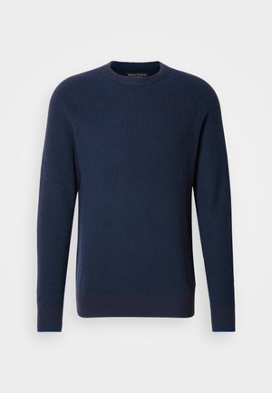 Marineblauer Strickpullover mit gerippter Textur, Rundhalsausschnitt und kontrastierenden blauen Akzenten an den Bündchen. Einfaches, geradliniges Design mit langen Ärmeln.