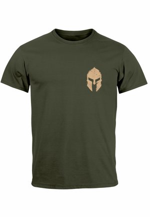 Olivgrünes Baumwoll-T-Shirt mit einem abgenutzten beigen Spartaner-Helm-Graphic auf der linken Brustseite. Kurze Ärmel und normale Passform.