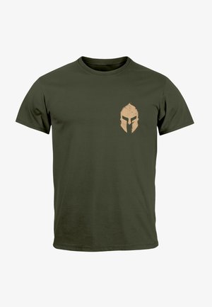 Olivgrünes Baumwoll-T-Shirt mit einem abgenutzten beigen Spartaner-Helm-Graphic auf der linken Brustseite. Kurze Ärmel und normale Passform.