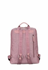 Sac à dos en tissu rose doux avec des bretelles ajustables, une poche zippée, une poignée supérieure et des bretelles accentuées par un logo. Forme plate avec une texture subtile.