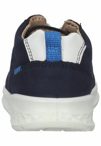 Marineblaue Sneaker mit weißen Akzenten, strukturiertem Rückenteil und einer gepolsterten weißen Sohle. Gestaltet mit kontrastierenden Nähdetails.