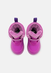 Bottes de cheville synthétiques violettes avec une doublure douce et pelucheuse, fermeture par bande Velcro et une languette à l'arrière pour un enfilage facile.