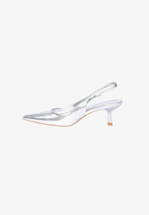 Scarpa slingback argentata con punta appuntita, tacco basso curvo e cinturino regolabile, mostrata di profilo su sfondo bianco.