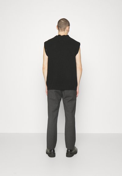 Han Kjøbenhavn LONG VEST DISTRESSED - Πουλόβερ - black