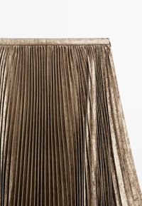Gonna plissettata in velluto metallico bronzo, con pieghe verticali, una vita liscia e una texture morbida con una finitura scintillante.