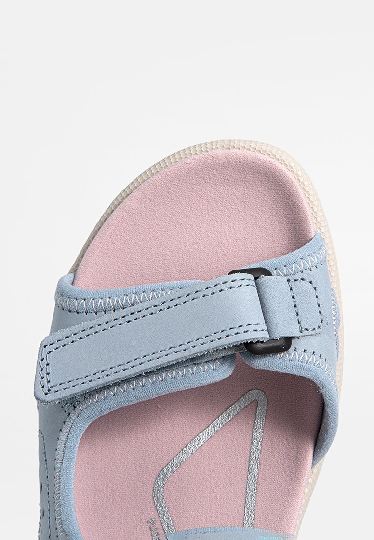 Hellblaue Sandale mit einem weichen pinken Fußbett und gepolsterten Riemen. Verfügt über einen sicheren Schnallenverschluss und kontrastierende Nähte. Strukturierte Sohle.