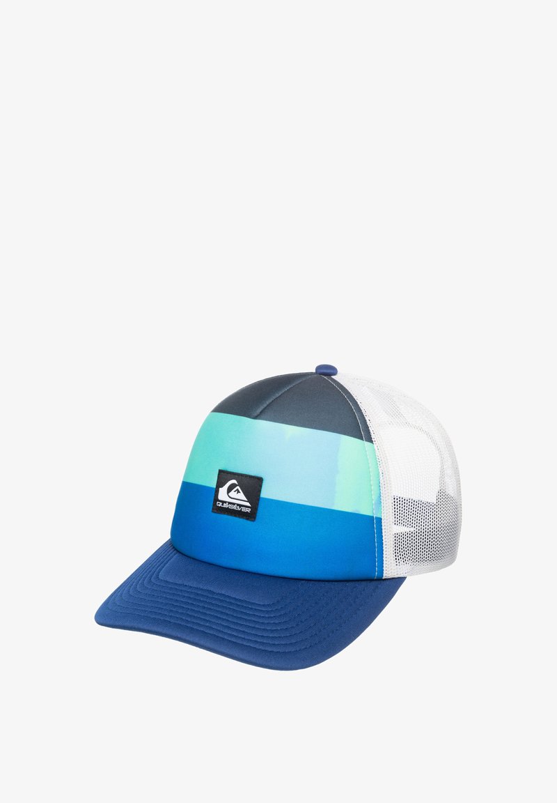 Czapka trucker z niebieskim przodem i wielokolorowym gradientem w odcieniach zieleni i niebieskiego, siateczkowym tyłem i czarną naszywką z logo. Wyszywany daszek o teksturowanej powierzchni.