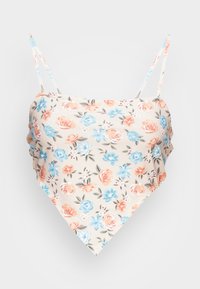 Camisola floral com alças finas, apresentando uma base bege e um padrão de flores azuis, laranjas e verdes. Textura suave, silhueta triangular.