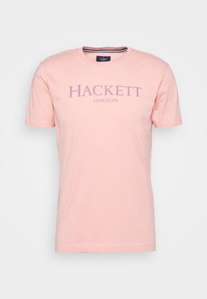 T-shirt rose clair à manches courtes avec « Hackett London » imprimé en violet sur la poitrine, col rond et coupe décontractée.
