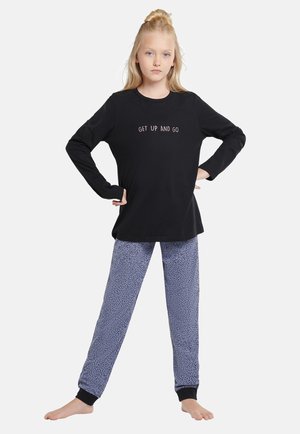 Schwarzes langärmeliges Oberteil mit dem Aufdruck "GET UP AND GO", kombiniert mit blauen gemusterten Jogginghosen. Weicher Stoff, lockere Passform und gerippte Bündchen.