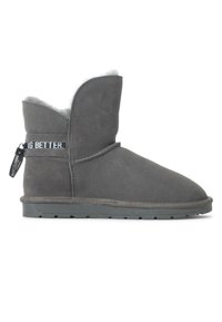 Stivaletto grigio in suede con morbida fodera bianca, punta rotonda, suola piatta in gomma e una cintura decorativa con testo sul lato.
