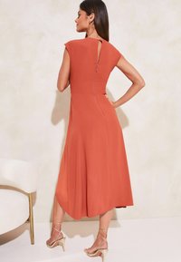 Lipsy SHORT SLEEVE KEYHOLE REGULAR FIT - Freizeitkleid - orange
