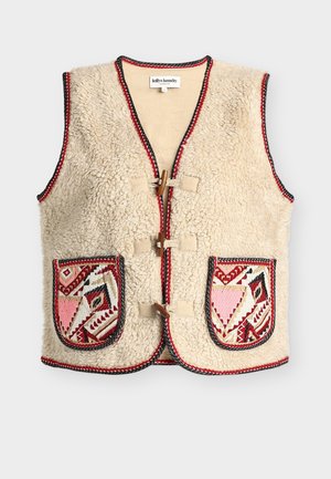 Beige fleecevest met een textuur aan het oppervlak, voorzien van patroonzakken in roze, rood en zwart. Gesloten met houten stropdassen en afgewerkte randen.