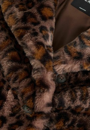 Manteau en fausse fourrure à imprimé léopard, avec une texture douce, des motifs bruns et noirs, et des boutons foncés. Doublure intérieure d'une couleur marron unie.