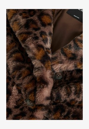 Lapsu ziloņādām drapējuma mākslīgās kažokādas mēteli ar mīkstu tekstūru, brūnu un melnu rakstu, un tumšiem pogām. Iekšējā oderē ir vienkrāsaina brūna krāsa.