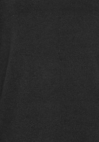 Svart stickad tyg med en fin textur, med en jämn, enhetlig färg utan synliga mönster eller accenter.