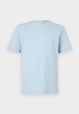 Hellblaues T-Shirt mit kurzen Ärmeln und Rundhalsausschnitt, mit kleinem weißen "Calvin Klein"-Logo auf der linken Brust.