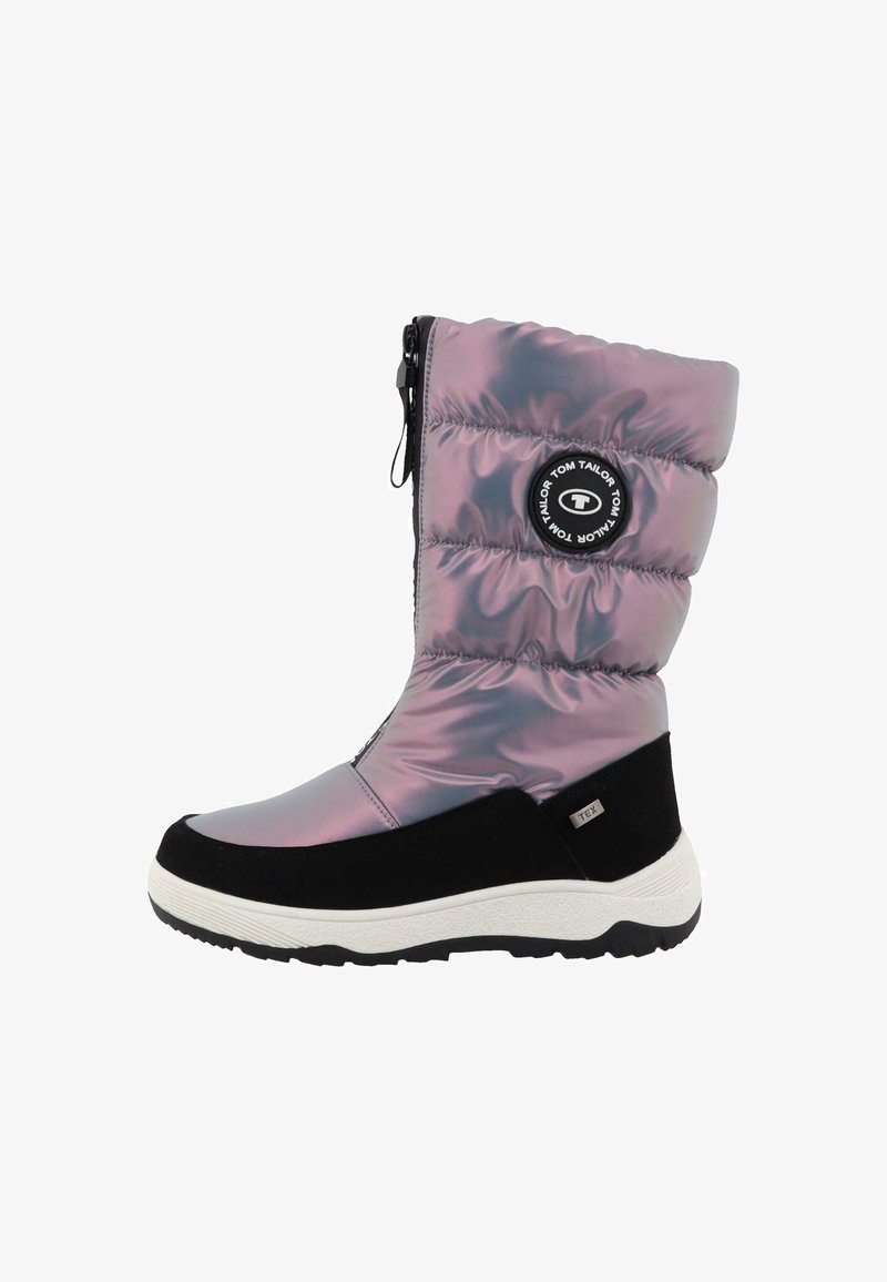 Puffy, metallic lila und schwarze Stiefel mit Reißverschluss, runder Logo-Patch und strukturiertem Sohlen. Kombiniert synthetische und Wildledermaterialien.