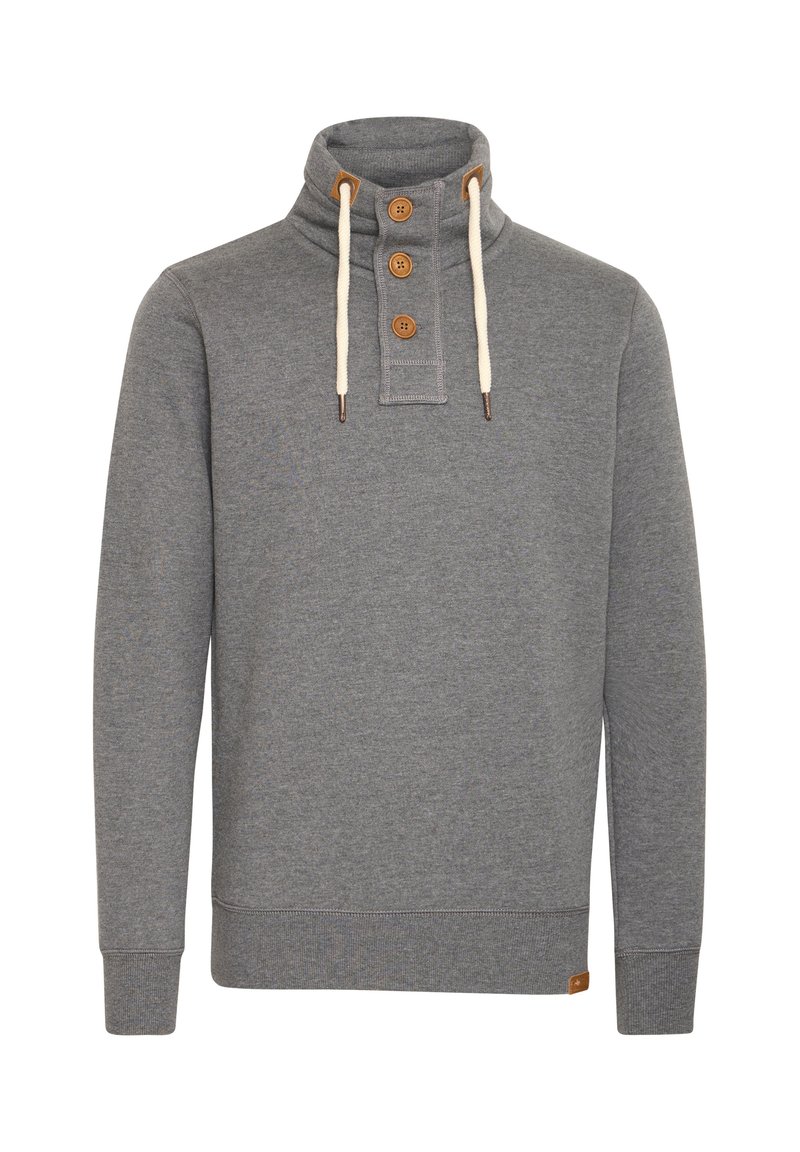 Sweatshirt gris avec un col haut, trois boutons en bois et un cordon crème. Texture douce avec des manches et un ourlet côtelés.
