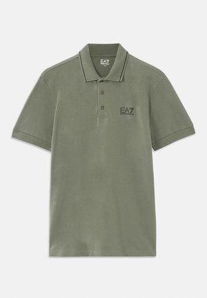 Polo verde in cotone. Presenta un colletto, una chiusura a tre bottoni e il logo EA7 sul petto. Cuciture a contrasto lungo il colletto.