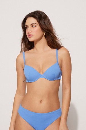 Ensemble de bikini bleu clair avec un tissu texturé, soutien-gorge à armatures avec des fines bretelles, et culotte taille haute assortie.