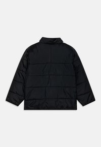 Casaco acolchoado preto com colarinho alto, design acolchoado horizontal, detalhes em botão e corte descontraído. Tecido suave com acabamento mate.