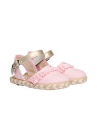 Sandalias de tela rosa con una hebilla dorada, que presentan acentos de volantes y una suela de yute trenzado, diseñadas para la comodidad y la transpirabilidad.