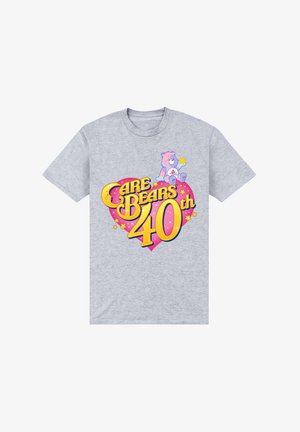 T-shirt in cotone grigio con una grafica colorata che presenta la scritta "Care Bears 40th" in grassetto giallo e rosa, un orsetto illustrato e stelle.