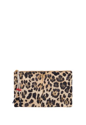 Prostokątna kopertówka z nadrukiem w cętki lamparta, z suwakiem u góry, beżowo-czarne plamki, małe złote logo "BIMBA Y LOLA" oraz beżowy ściągacz zawiązany na supeł z czerwonymi koralikami.