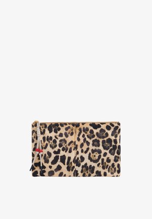 Clutch rectangular con estampado de leopardo y cremallera en la parte superior, manchas beige y negras, pequeño logo dorado "BIMBA Y LOLA" y cordón beige anudado con cuentas rojas.