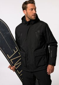 Sort zip-up jakke med hætte, lavet af et glat materiale. Har flere lynlås-lommer og et slankt, funktionelt design.