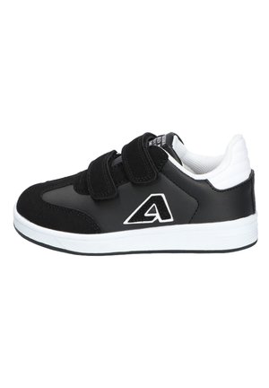 Czarno-biały sneaker z dwoma paskami na rzepy, wyściełanym białym kołnierzem i stylizowanym logo "A" po boku.