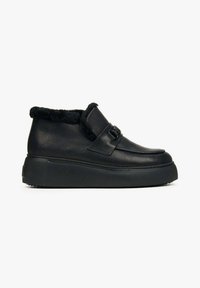 Černé kotníkové boty s texturovaným koženým svrškem, měkkým kožíškovým lemem a silnou platformou. Obsahují dekorativní pásek s kovovými detaily.