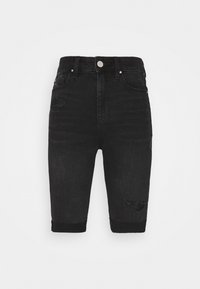 Shorts de mezclilla negra con un diseño desgastado. Cuentan con puños doblados y dos bolsillos frontales, ofreciendo un corte informal. Tejido texturizado.