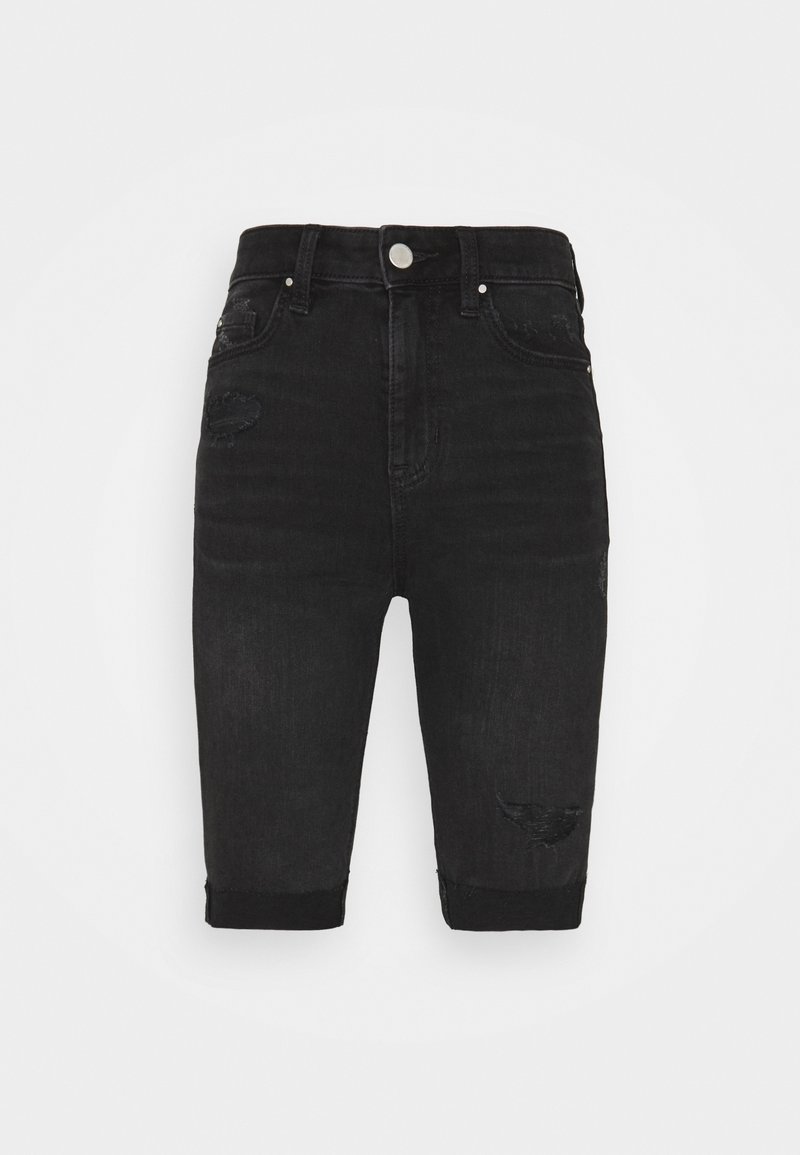 Shorts de mezclilla negra con un diseño desgastado. Cuentan con puños doblados y dos bolsillos frontales, ofreciendo un corte informal. Tejido texturizado.