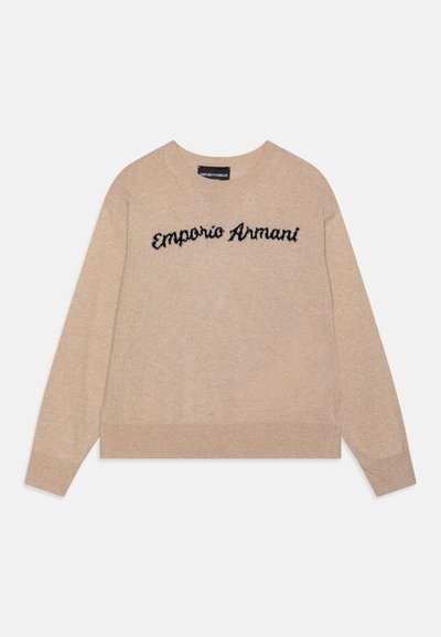 Beige kötött pulóver kerek nyakkivágással, amelyen fekete dőlt betűs hímzett "Emporio Armani" felirat található a mellrészen. Tiszta design, puha textúra.
