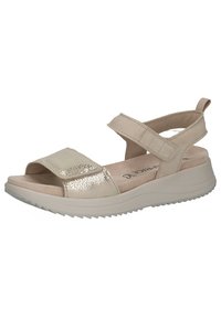 Sandali beige con una fascia metallica testurizzata, chiusura in Velcro regolabile e soletta imbottita. Il design presenta un tacco basso e rigato.
