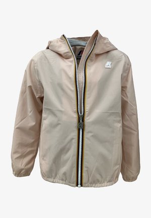 Giacca impermeabile rosa chiaro con cappuccio, zip frontale con denti bianchi e dettagli gialli, e polsini elastici. Include un patch con logo sul petto.