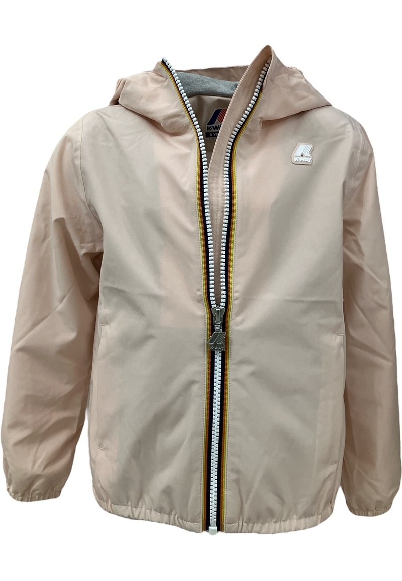 Giacca impermeabile rosa chiaro con cappuccio, zip frontale con denti bianchi e dettagli gialli, e polsini elastici. Include un patch con logo sul petto.