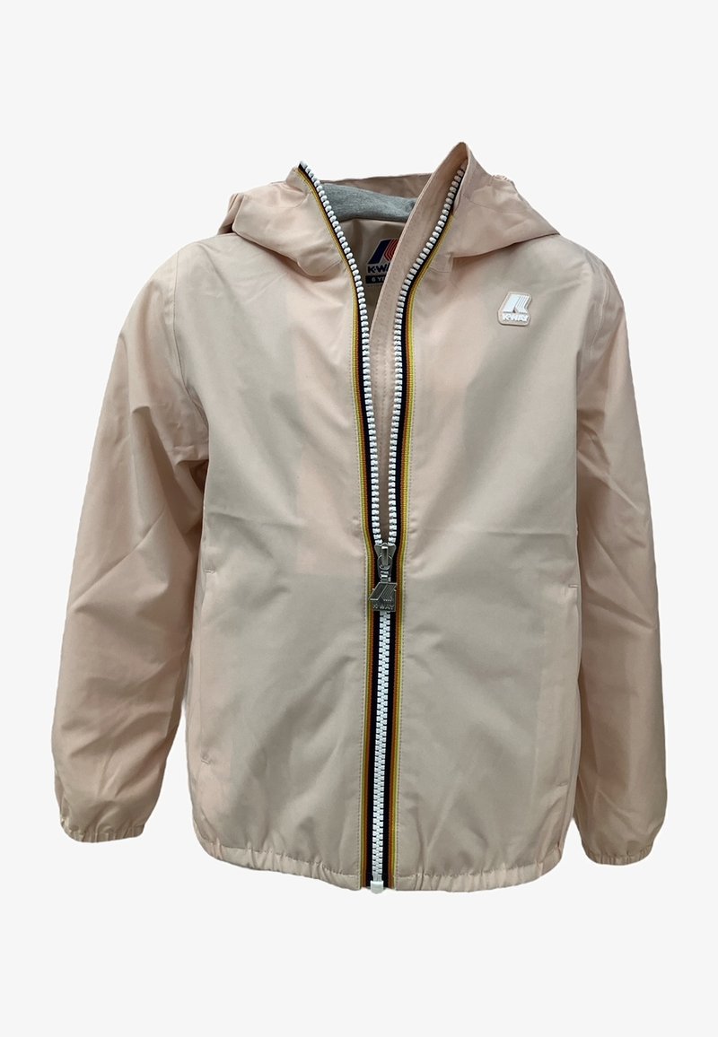 Giacca impermeabile rosa chiaro con cappuccio, zip frontale con denti bianchi e dettagli gialli, e polsini elastici. Include un patch con logo sul petto.