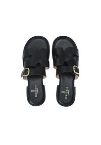 Zwarte slidesandalen van leder met twee brede banden en een gouden gespdetail. Effen textuur, open achterkant en een gevoerd voetbed.