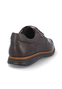 Zapato de cuero marrón con cordones, punta redondeada, acabado texturizado, costuras en contraste y suela de goma con un ligero elevador.