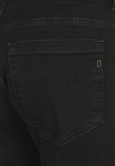 Jeans in denim nero caratterizzati da una tasca posteriore con cuciture distintive, design minimalista e un'etichetta logo sottile. Tessuto testurizzato.